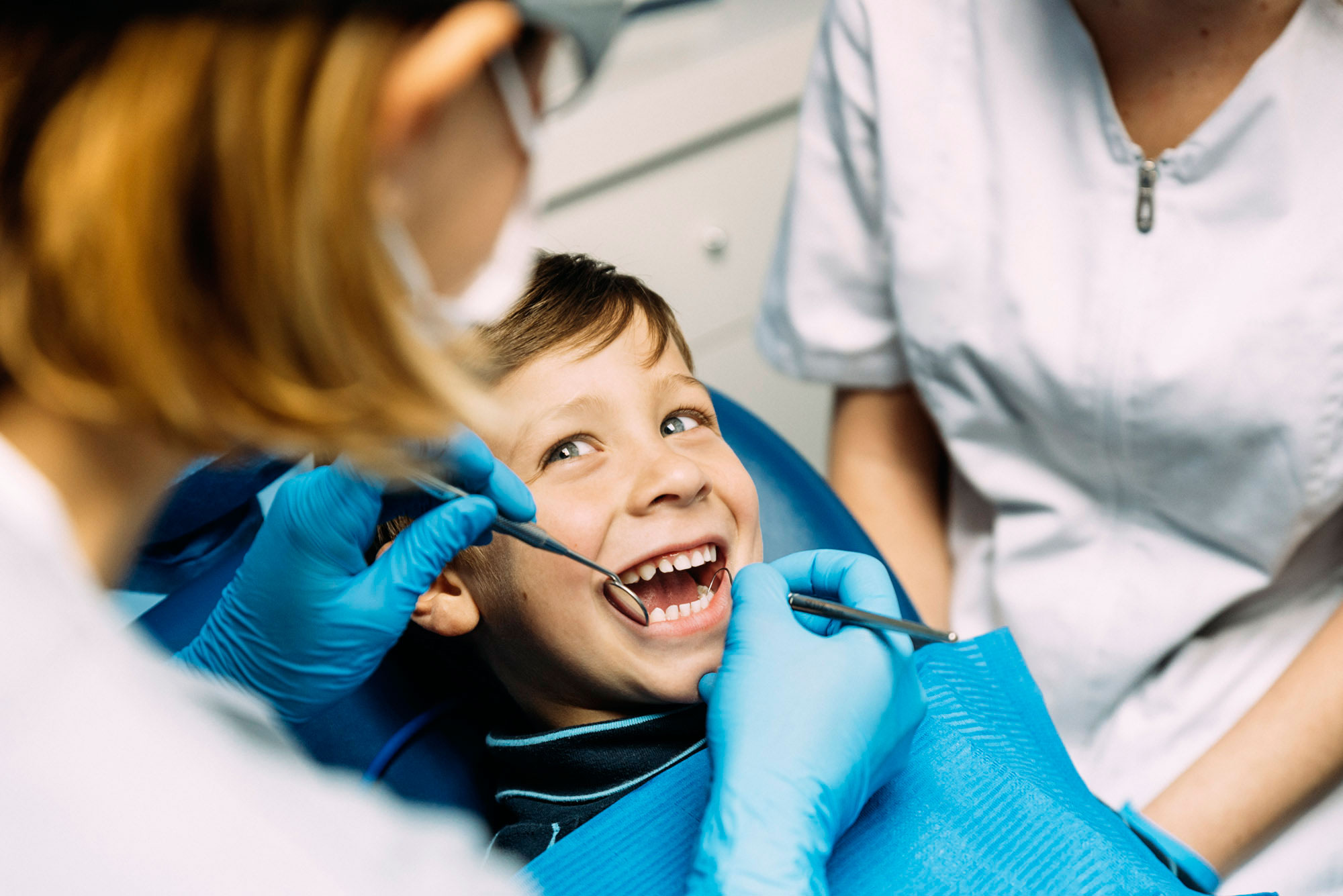 Niño siendo atendido por ortodoncista